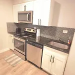 Spacious Downtown Condo Sleeps 4