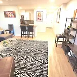 Spacious Downtown Condo Sleeps 4