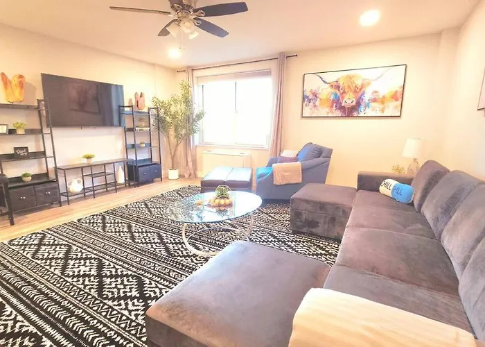 Spacious Downtown Condo Sleeps 4