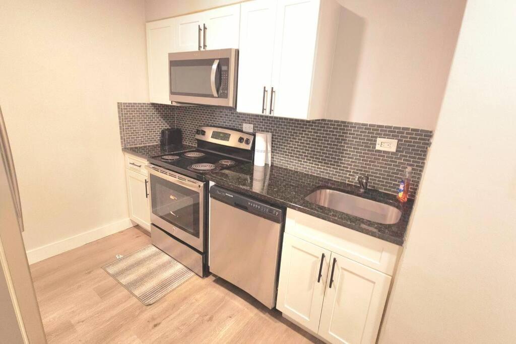 Spacious Downtown Sleeps 4 *