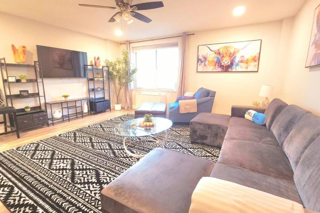 Apartment Spacious Downtown Sleeps 4 *